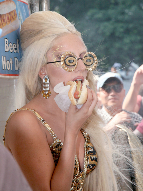 Lady Gaga com óculos de sol exóticos
