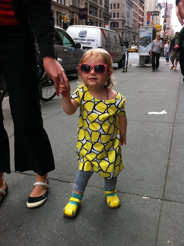 Menina com óculos e estilo