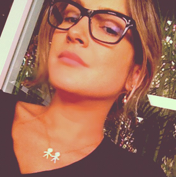 Claudia Leitte com Ray Ban Wayfarer de grau