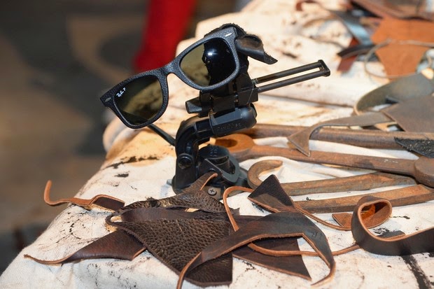 Ray Ban Wayfarer em couro, denim, aço, titânio e veludo