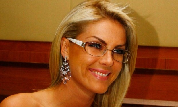 Ana Hickman de óculos de grau